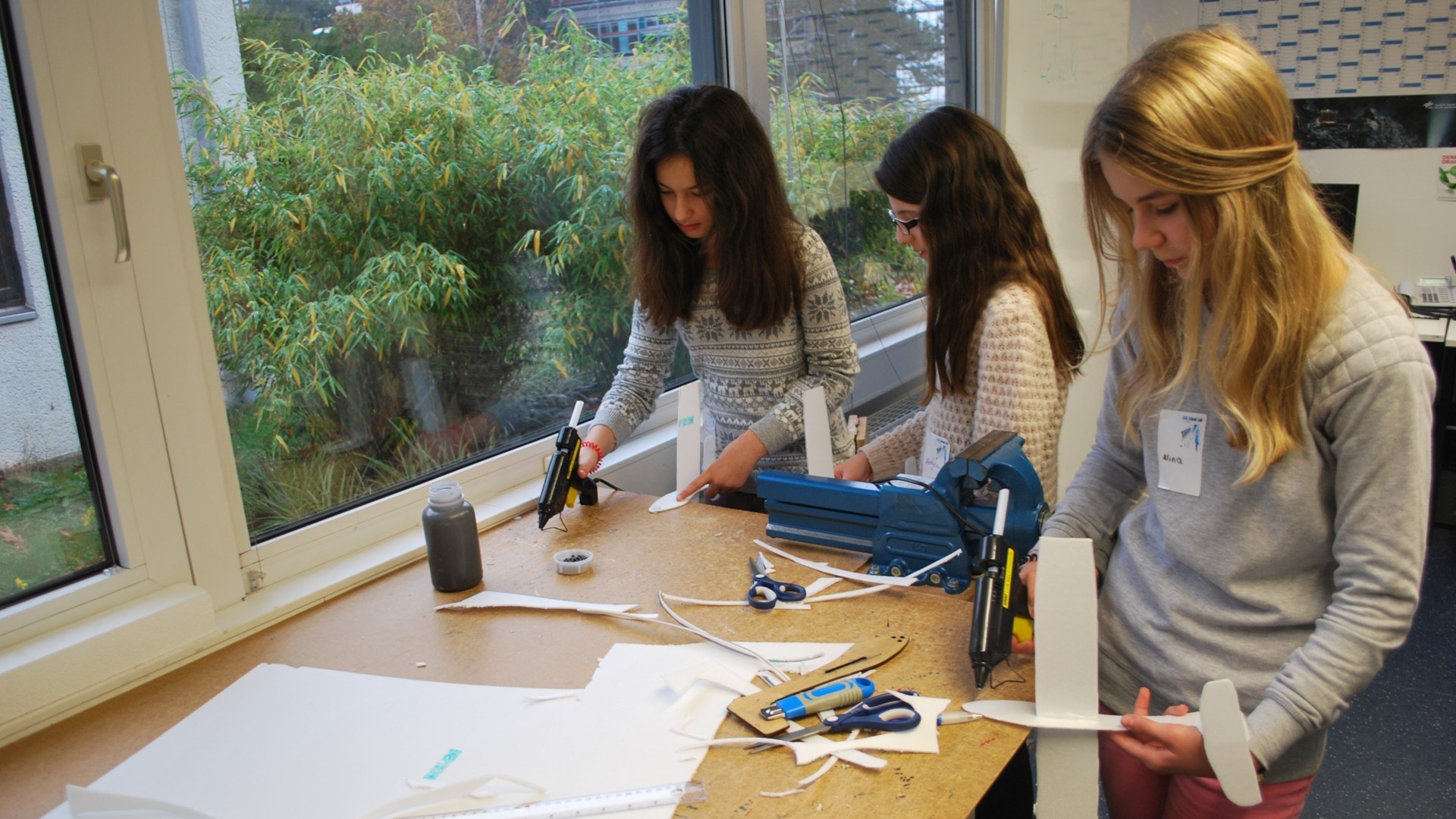 Schülerinnen bauen und testen eigene Flugzeuge