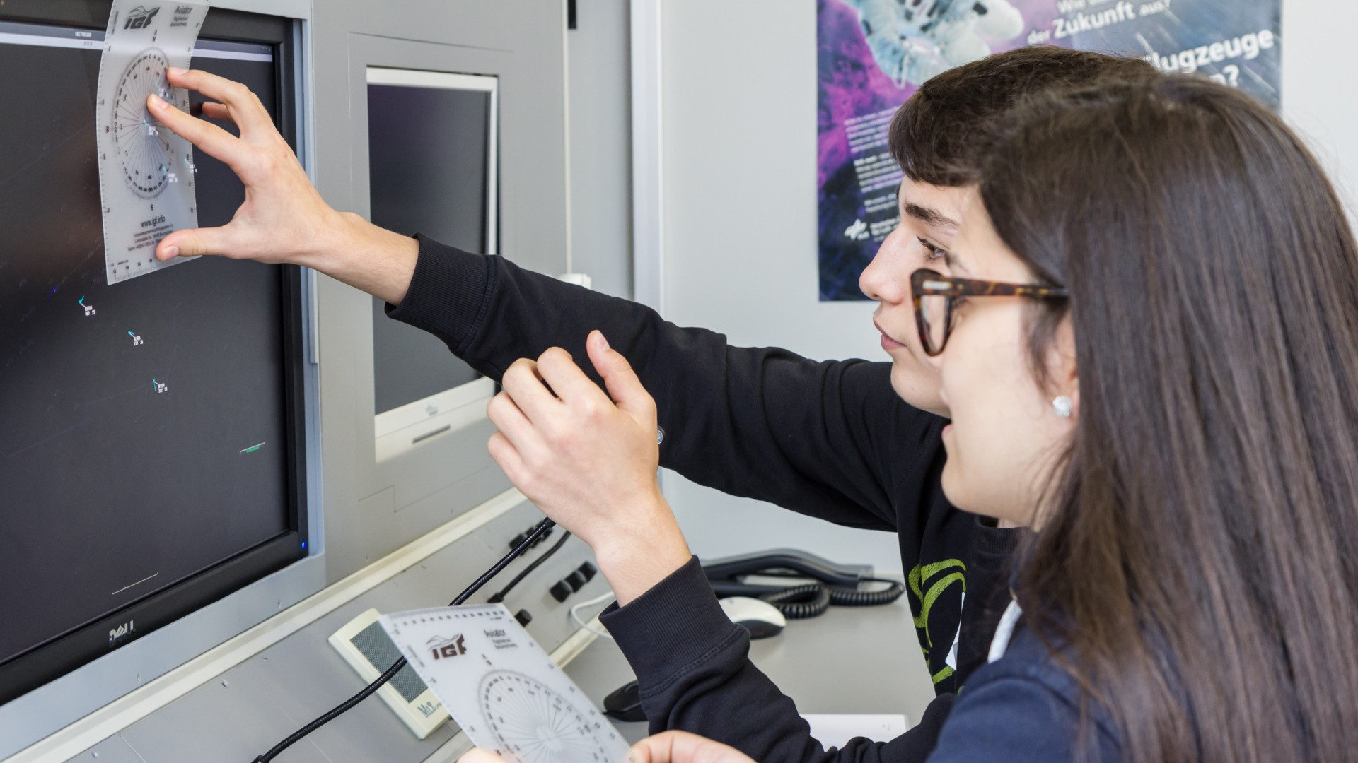 Fluglotsen im Experiment beim DLR_School_Lab Braunschweig