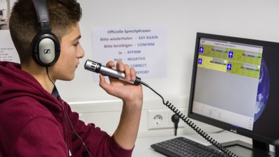 Pseudopilot beim Experiment Fluglotsen im DLR_School_Lab Braunschweig