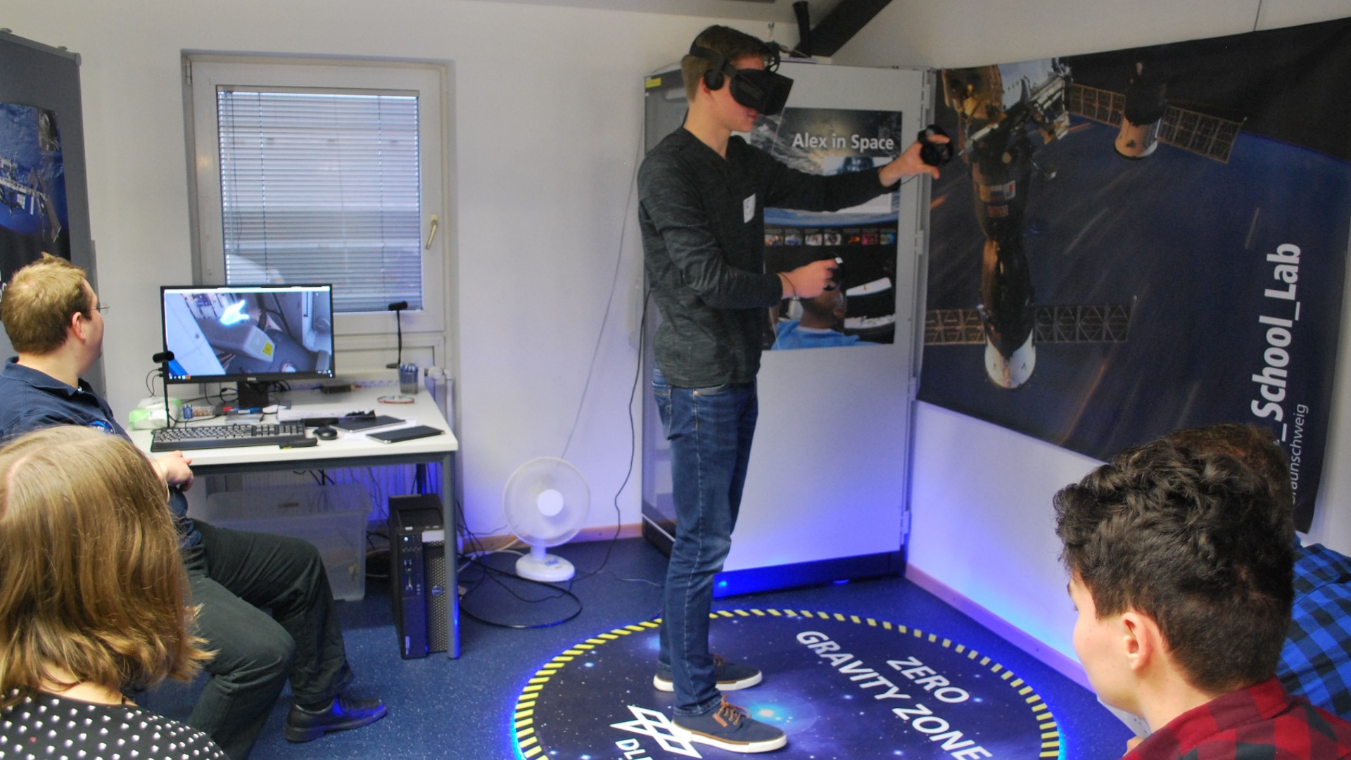 Schüler mit VR-Brille