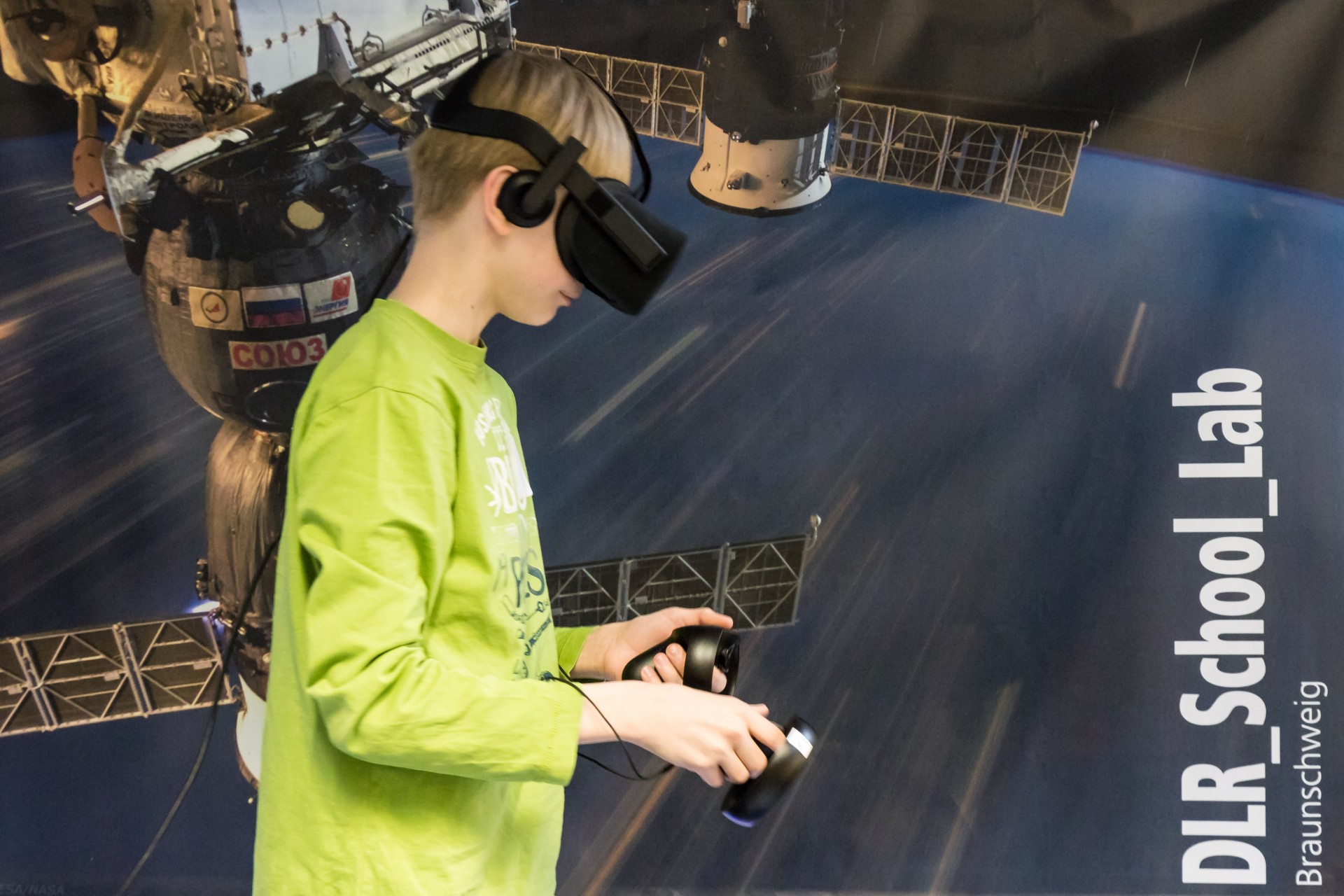 Schüler beim virtuellen Spacewalk mit VR Brille