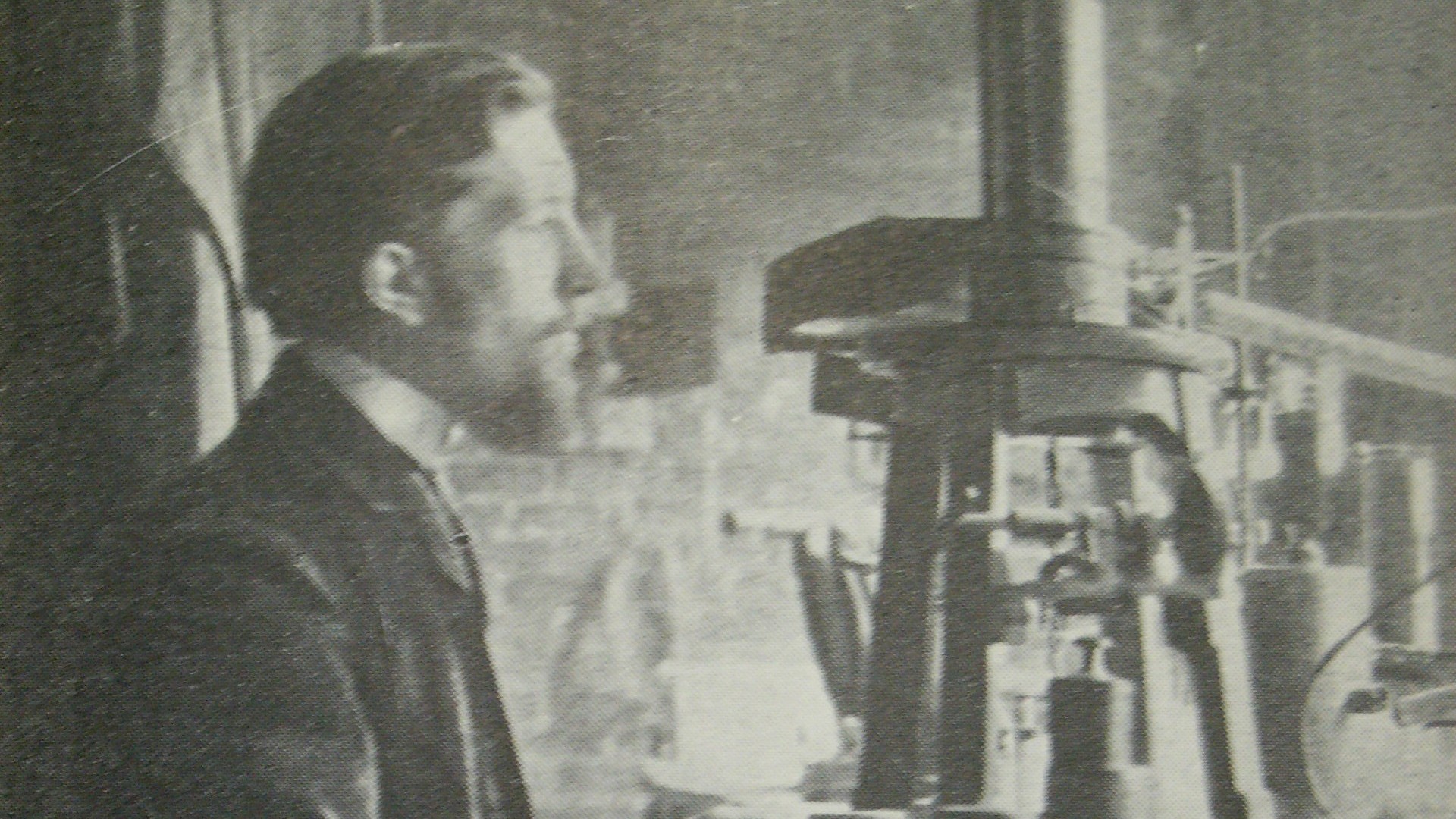 Pierre Curie mit Mikroskop