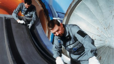 Arbeiten an der Rumpfschale eines Flugzeugs aus kohlefaserverstärktem Kunststoff