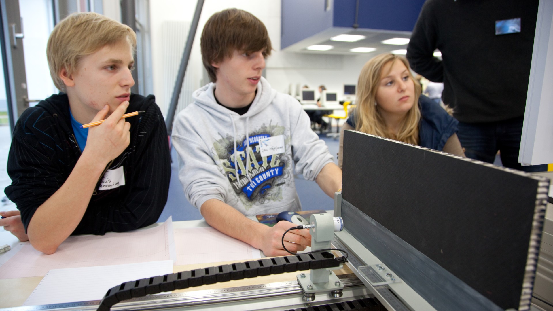 Schüler am Ultraschallversuchsstand