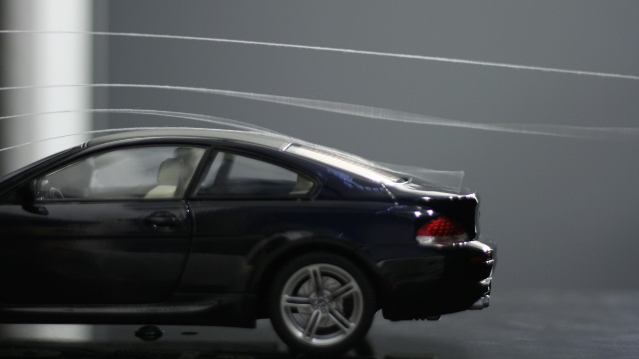 Fadensonden rund um ein Fahrzeug