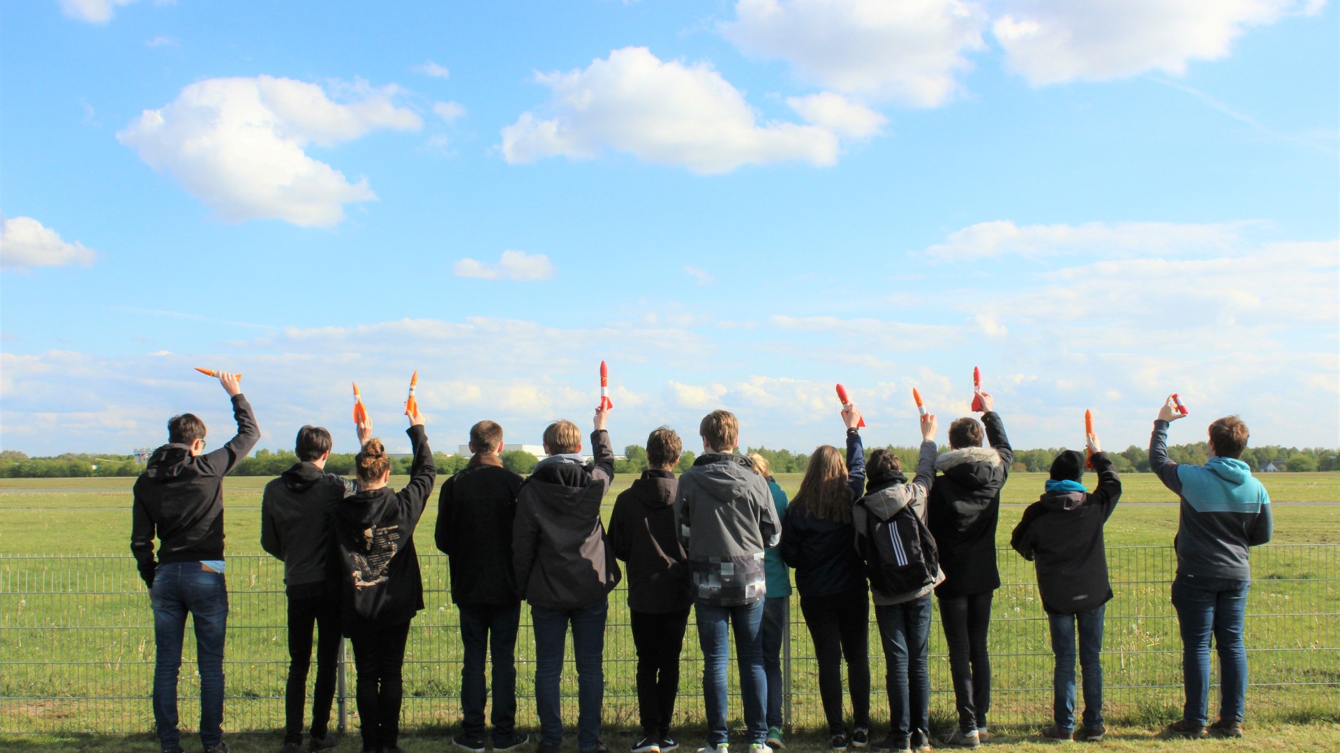 Mitglieder des DLR_School_Lab-Clubs beim Starten ihrer selbst konstruierten Raketen