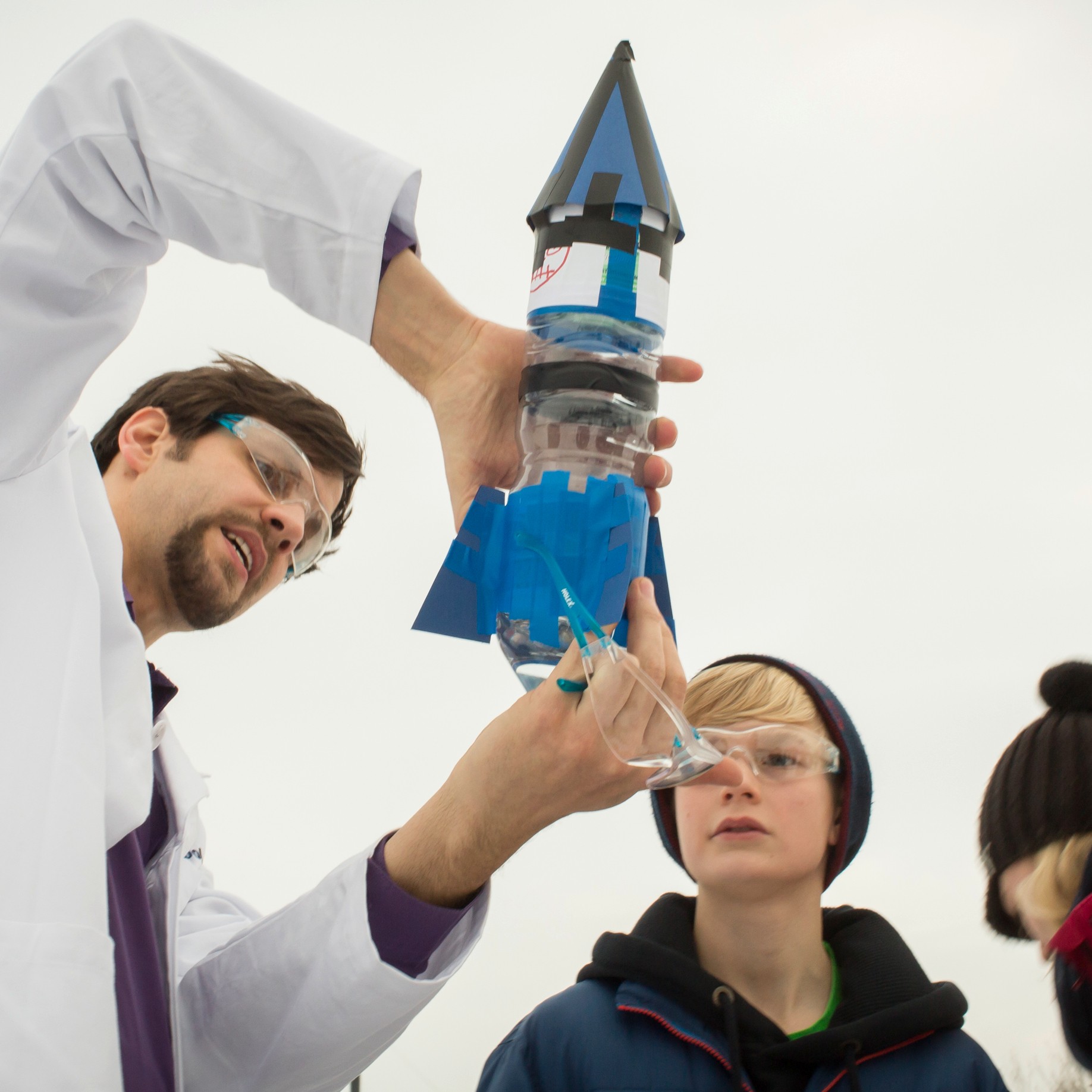 Wissenschaftler mit Schüler