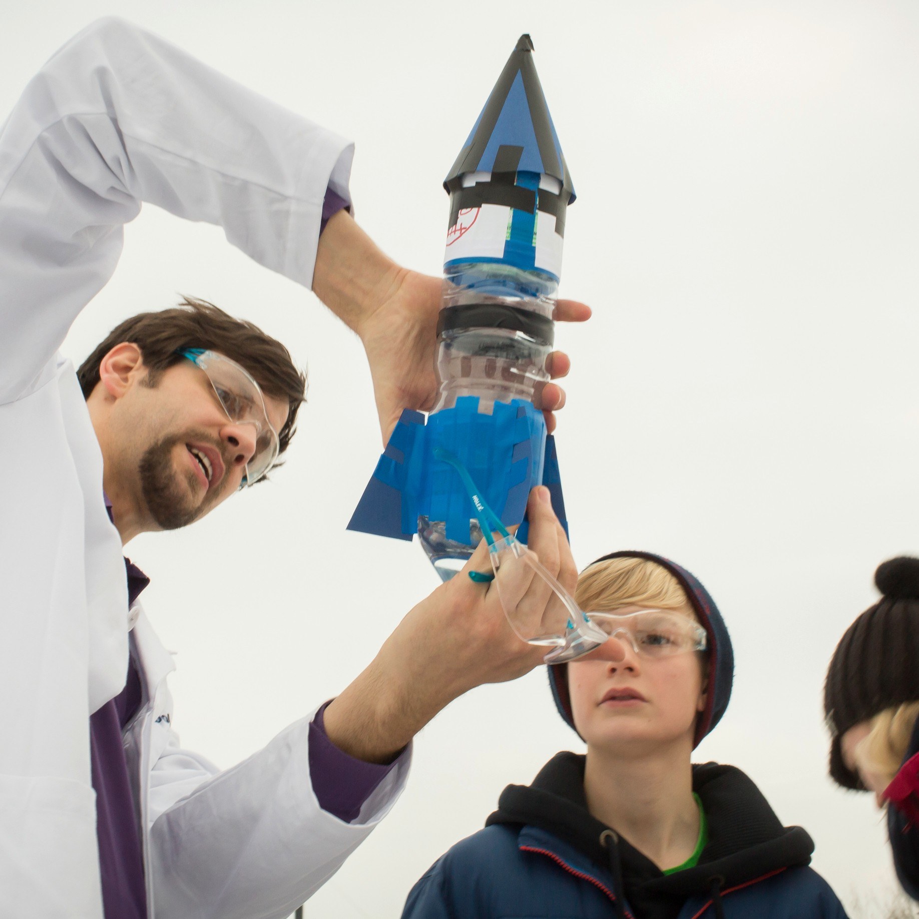 Wissenschaftler mit Schüler