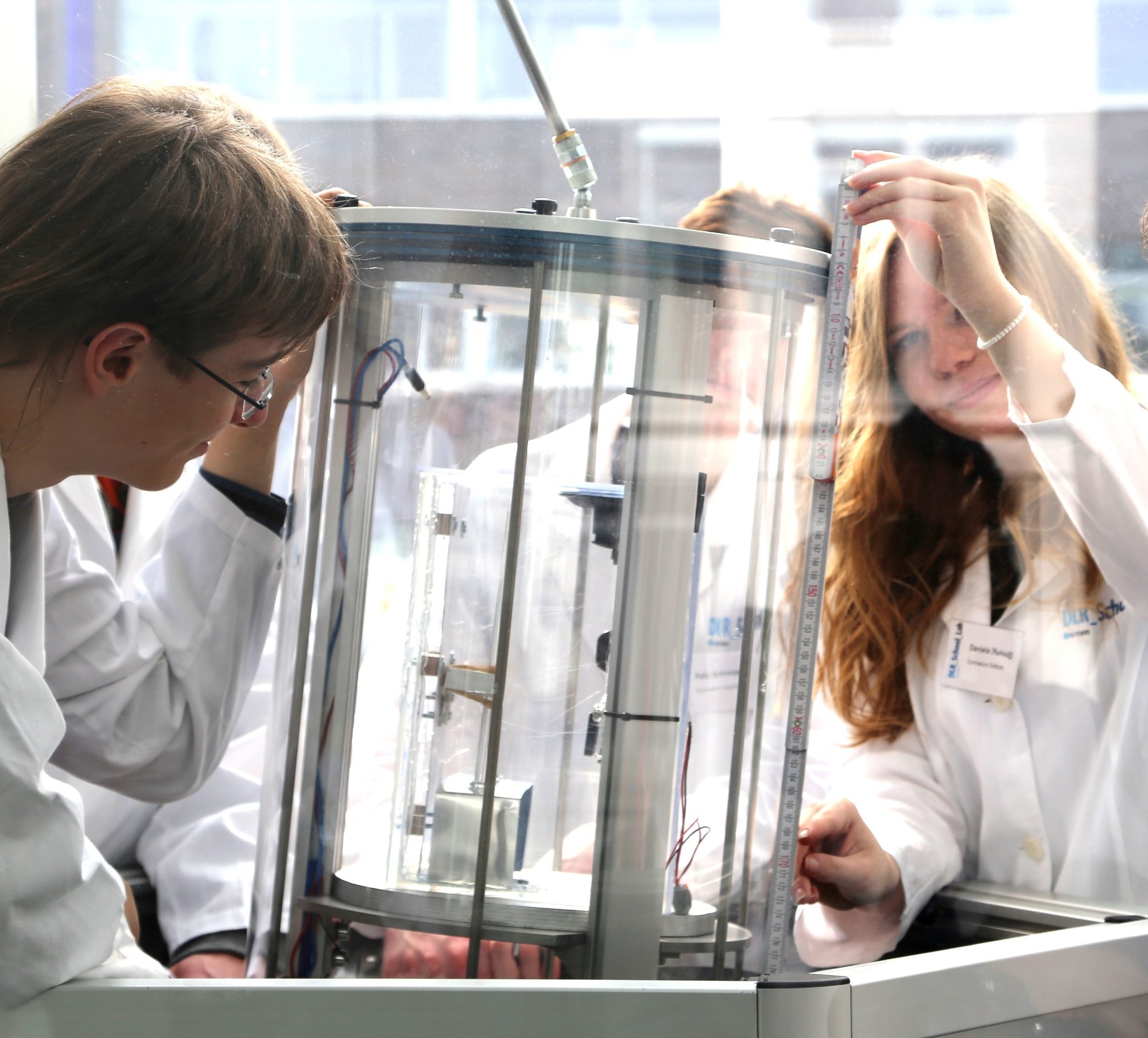 Zwei Schüler arbeiten an einem Experiment