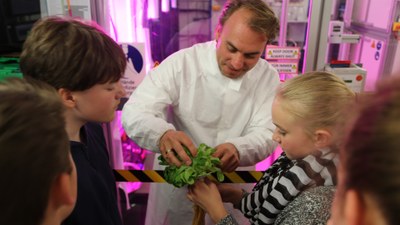 Laborleiter Dr. Daniel Schubert mit Klasse