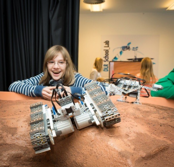 Schülerin testet Rover Nachbau