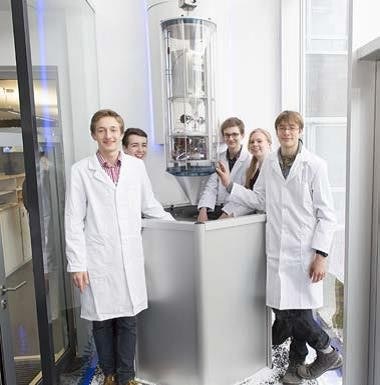 Nachwuchsforschende um Space Tower im DLR_School_Lab Bremen