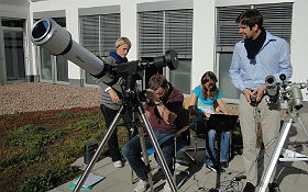 Wissenschaftler mit Sonnenteleskop