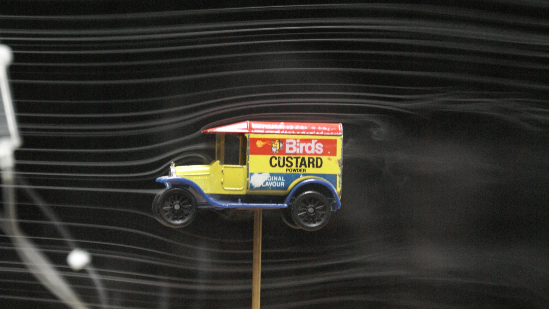 Wirbel hinter einem Spielzeugauto