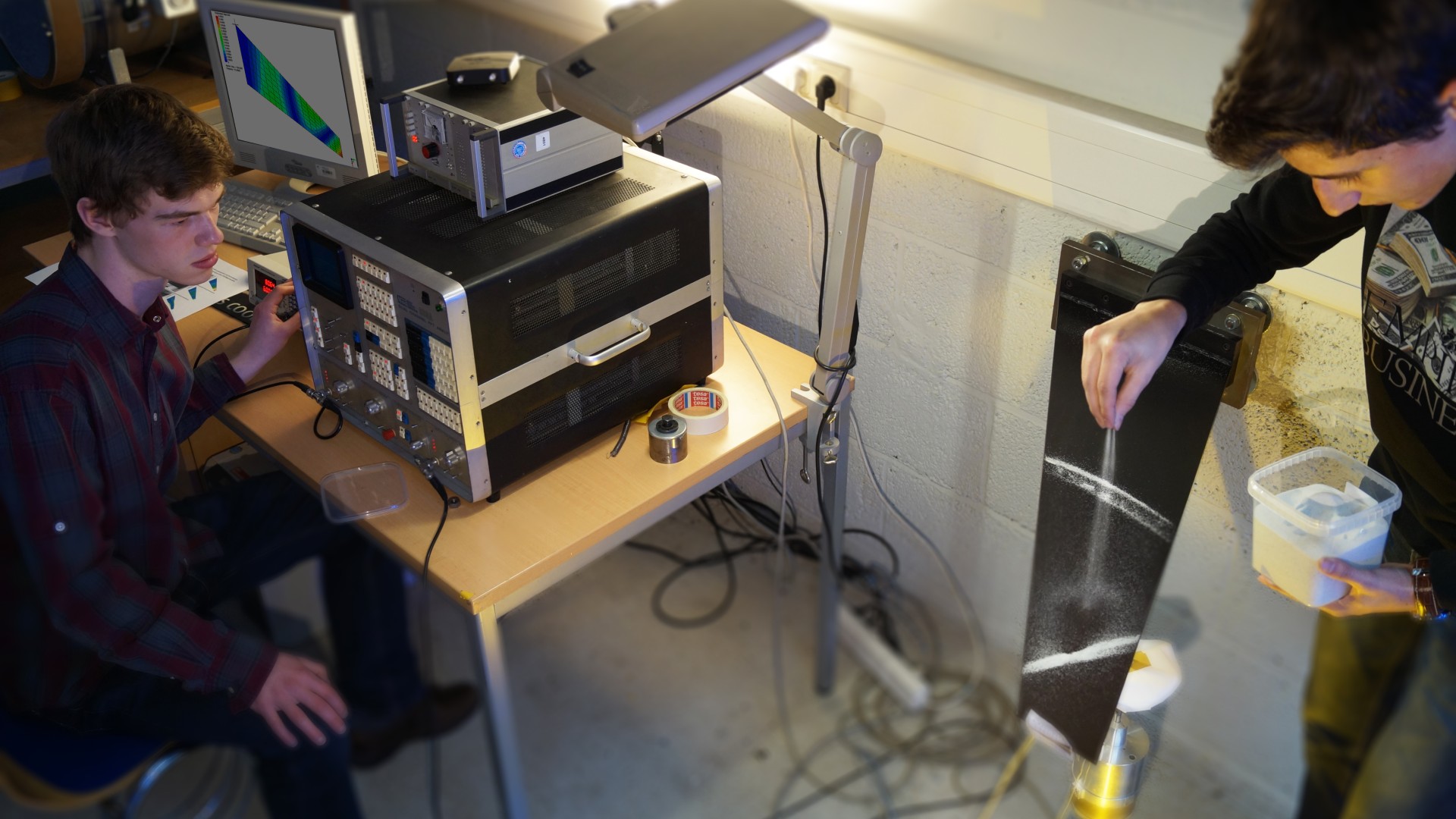 Nachwuchsforschende beim Experiment zum Flatterverhalten von Flugzeugen