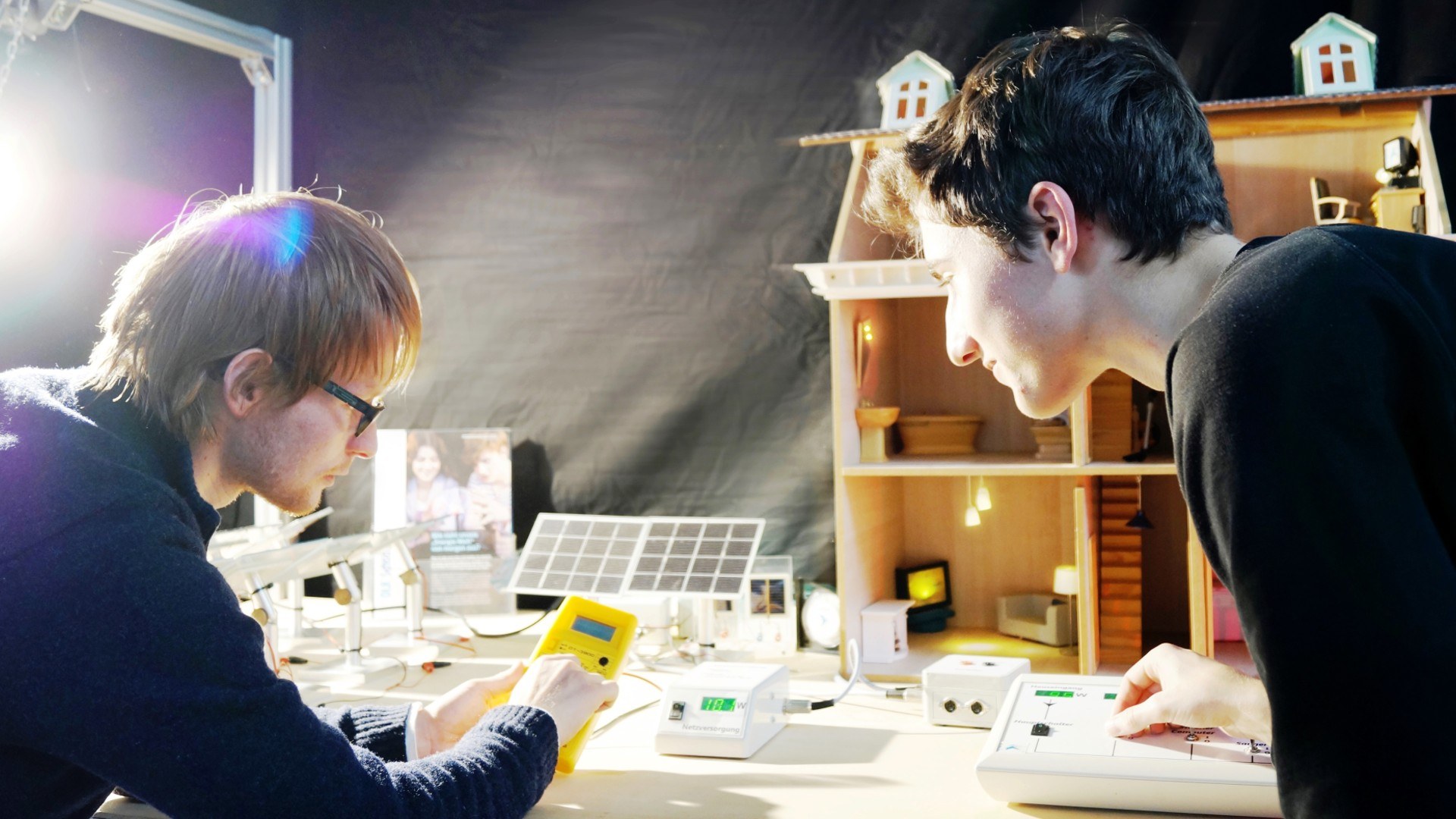 Nachwuchsforschende mit Modell Fotovoltaik-Haus