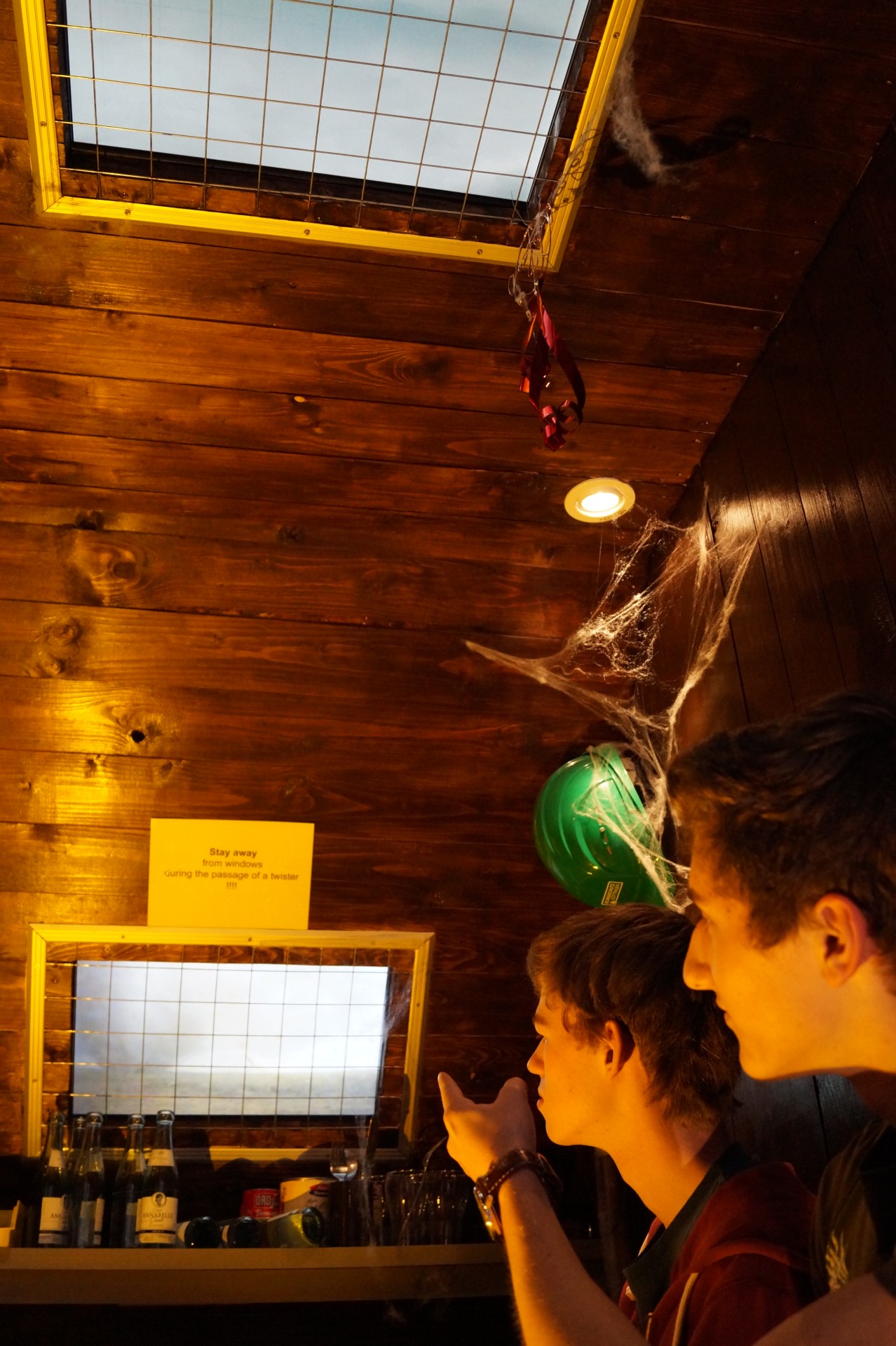 Nachwuchsforschende im Inneren des Tornado-Schutzraum-Simulator