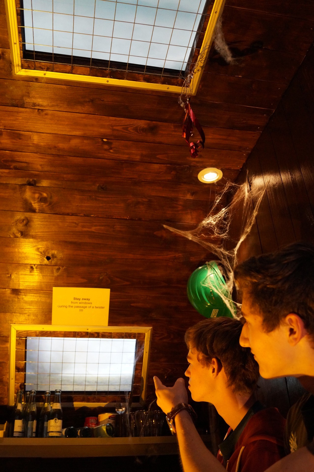 Nachwuchsforschende im Inneren des Tornado-Schutzraum-Simulator