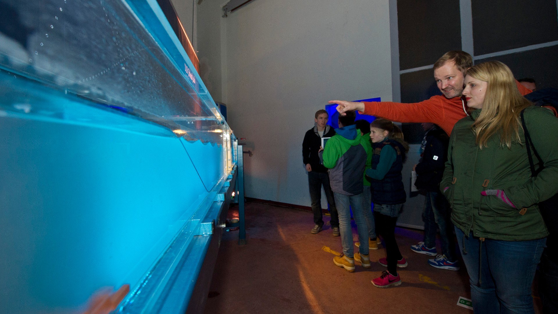 Nachwuchsforschende vor Wellenkanal im DLR_School_Lab.