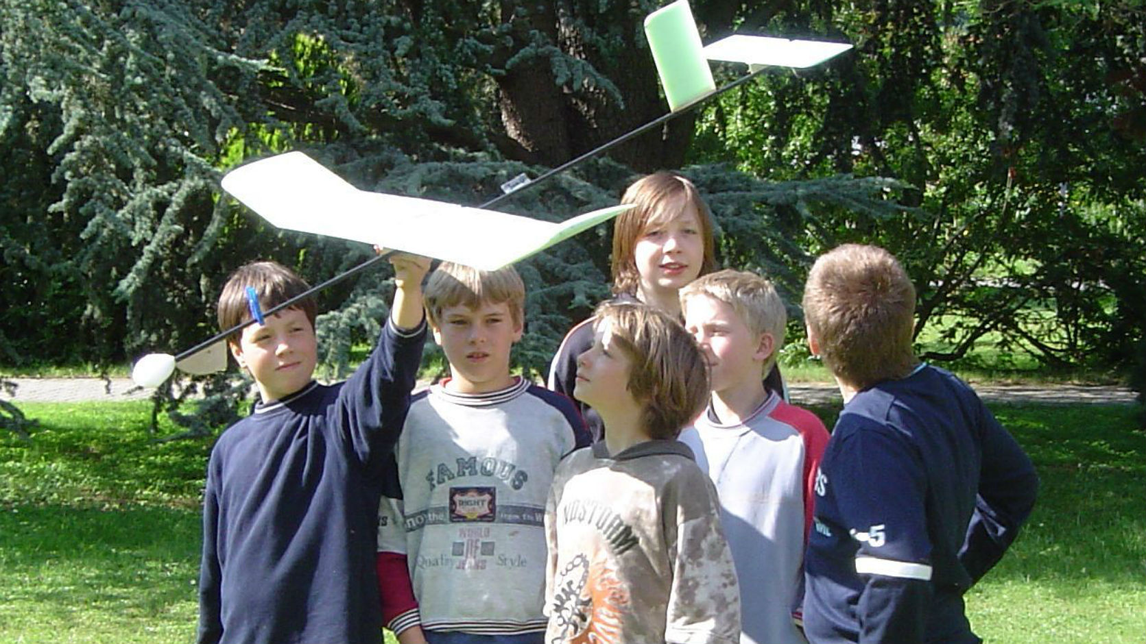 Die Gruppe mit dem fertigen Gleiter
