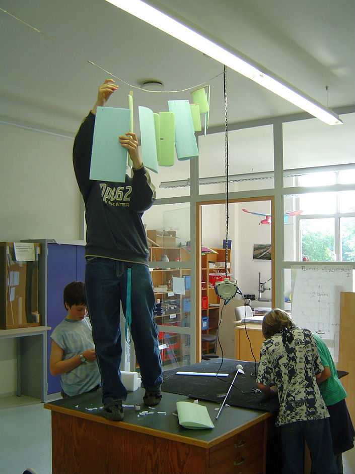 Schüler auf dem Tisch