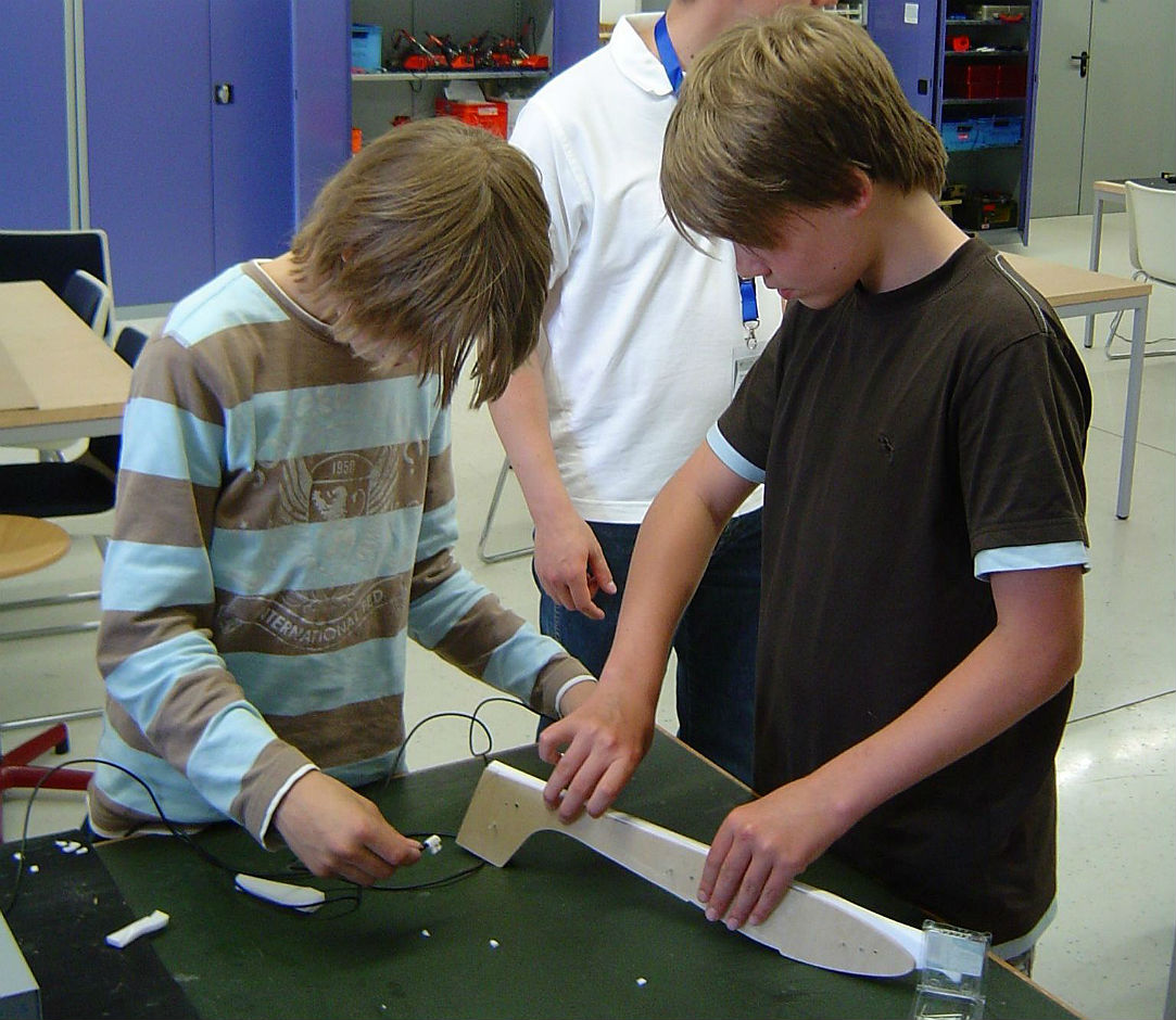 Schüler prüfen Modellflugzeug