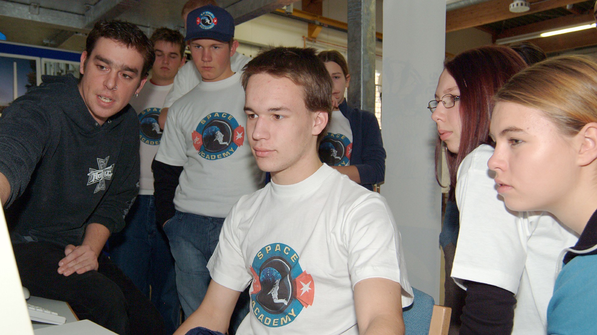 Nachwuchsforschende analysieren am Computer