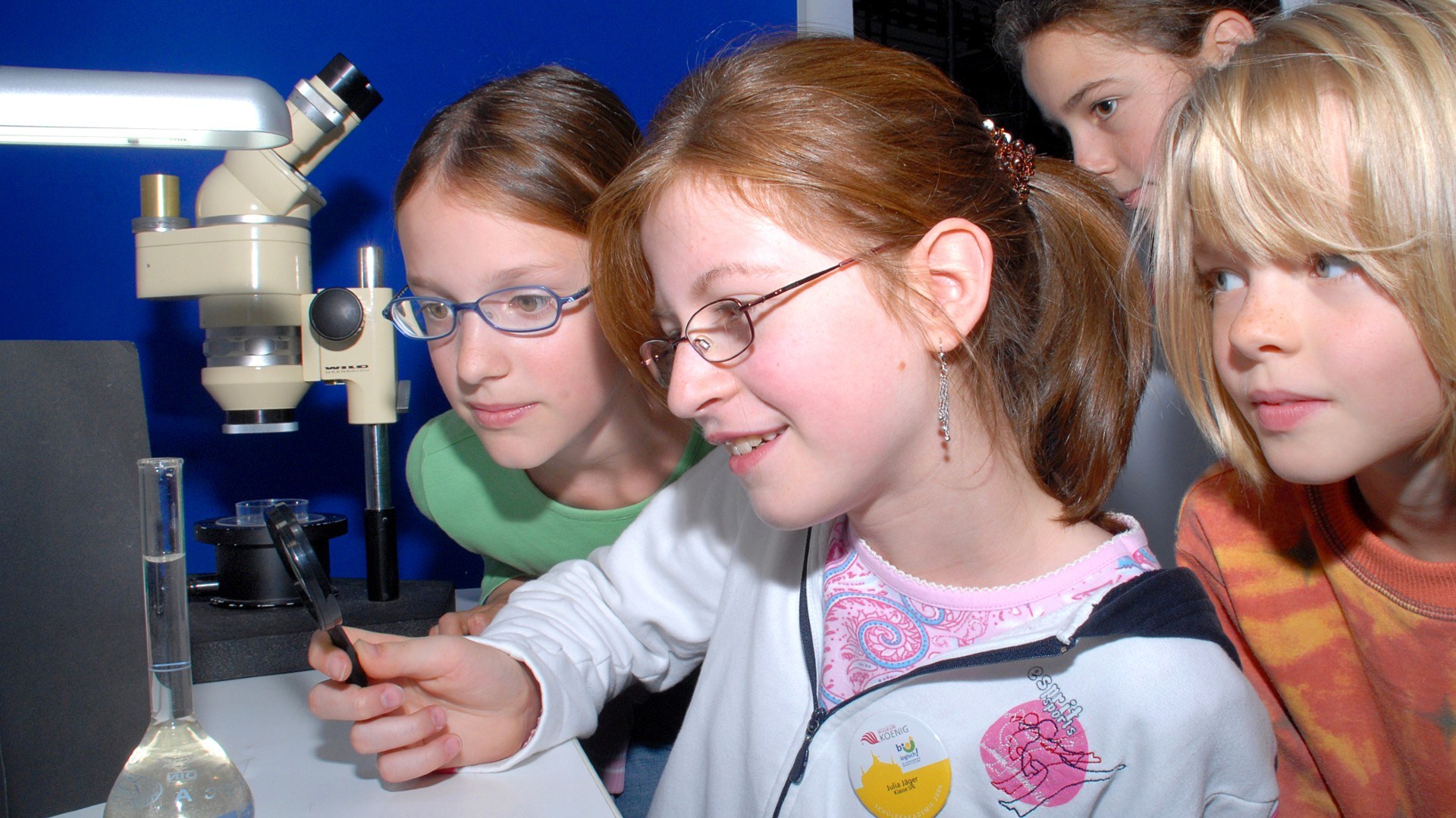 Schülerinnen untersuchen das Verhalten von Einzellern