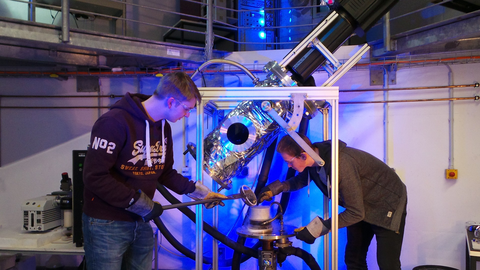 Nachwuchsforschende füllen Kometenmaterial in die Simulationskammer