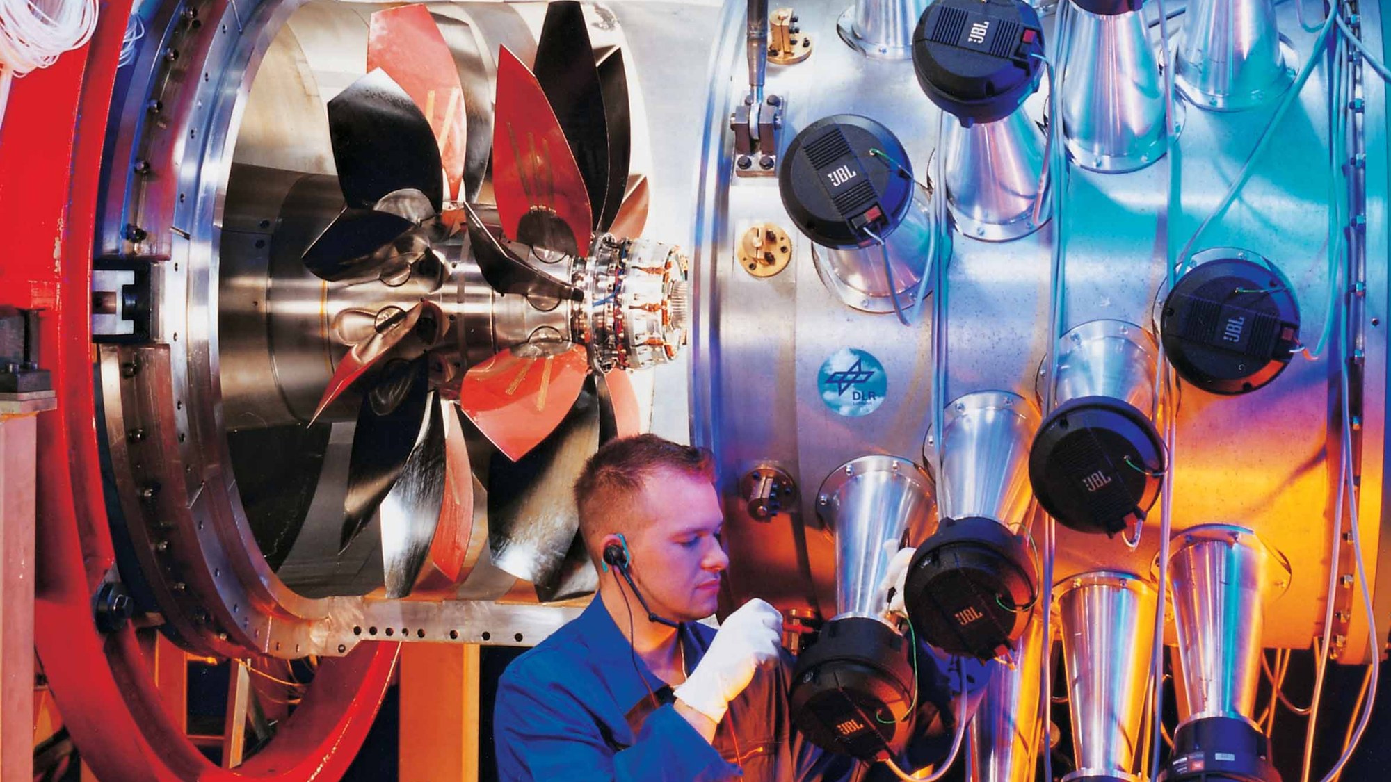 Mitarbeiter am Prüfstand zur Reduzierung von Lärm mit Gegenschall.