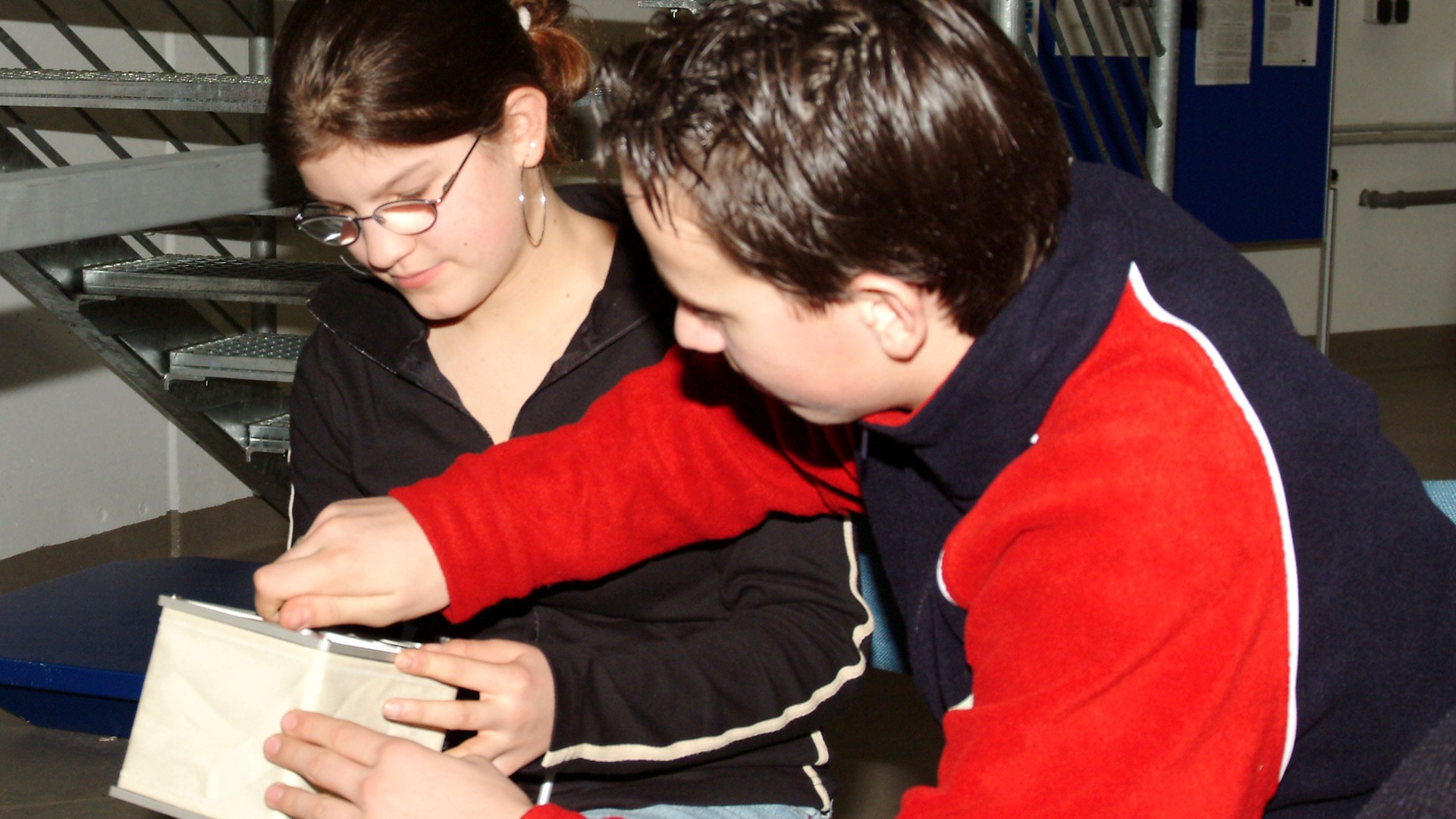 Nachwuchsforschende bauen Versuchseinheit in Fallkapsel