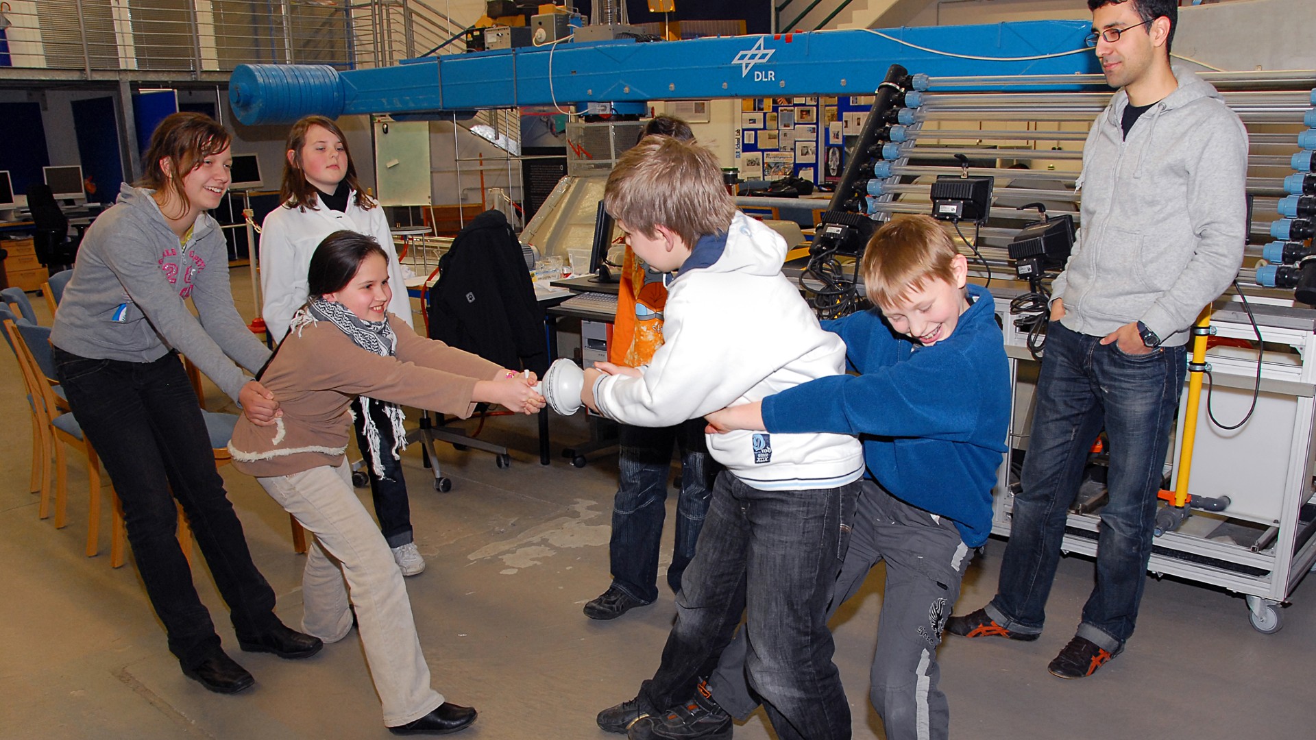 Nachwuchsforschende beim Otto von Guericke Experiment
