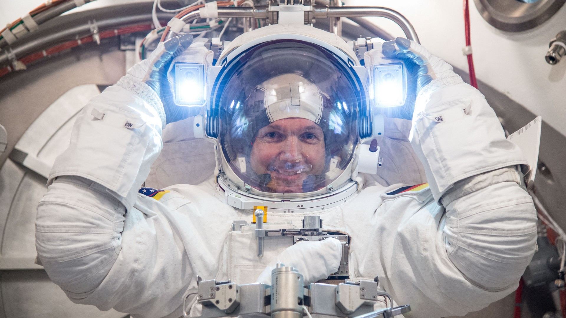 Alexander Gerst im Astronautenanzug