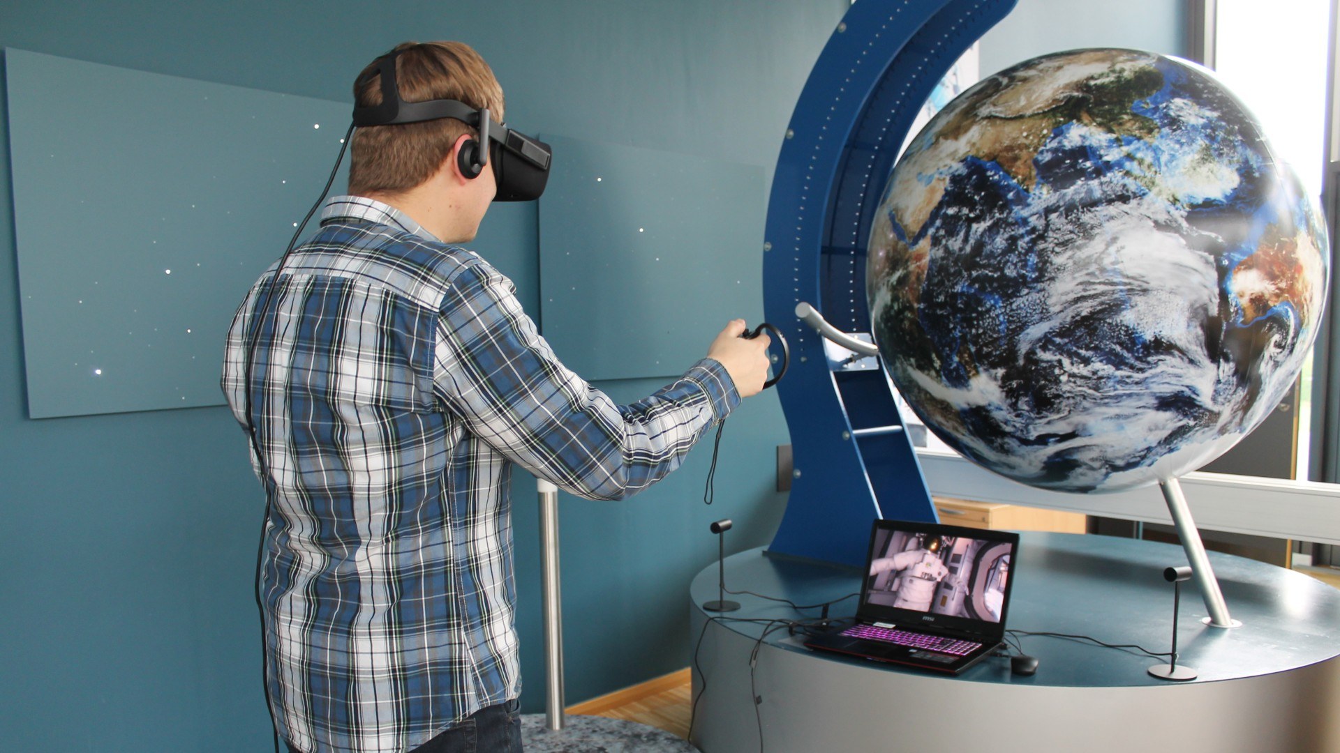 Schüler mit VR-Brille