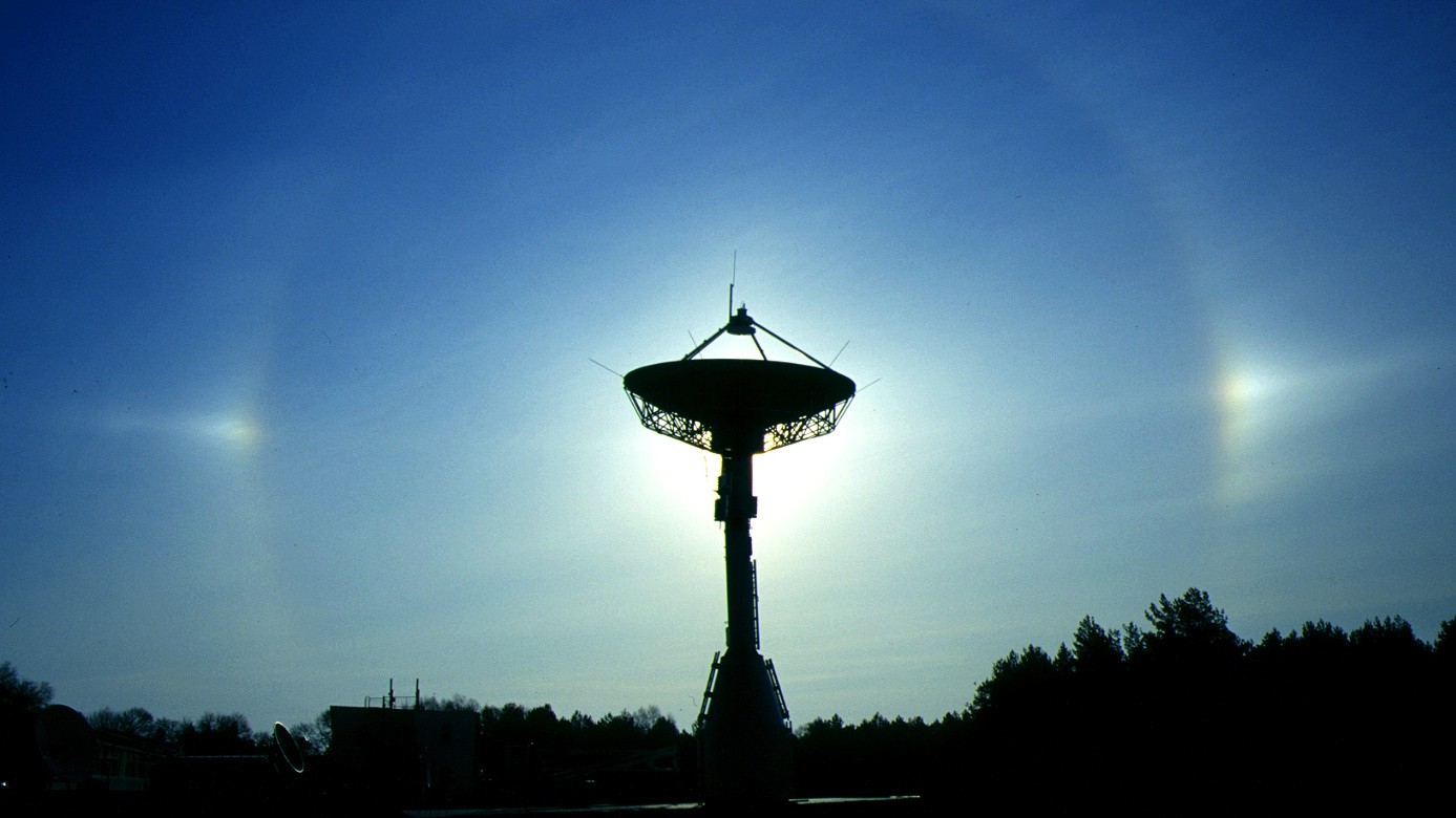 Gegenlichtaufnahme einer sogenannten Halo-Erscheinung über dem DLR-Gelände in Neustrelitz.
