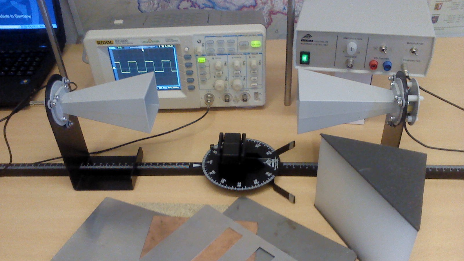 Zentimeterwellen-Experimentierstand im DLR_School_Lab.
