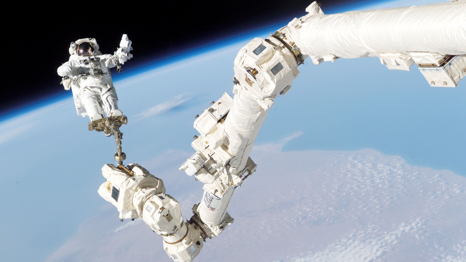 ISS-Roboterarm im Einsatz im Weltall