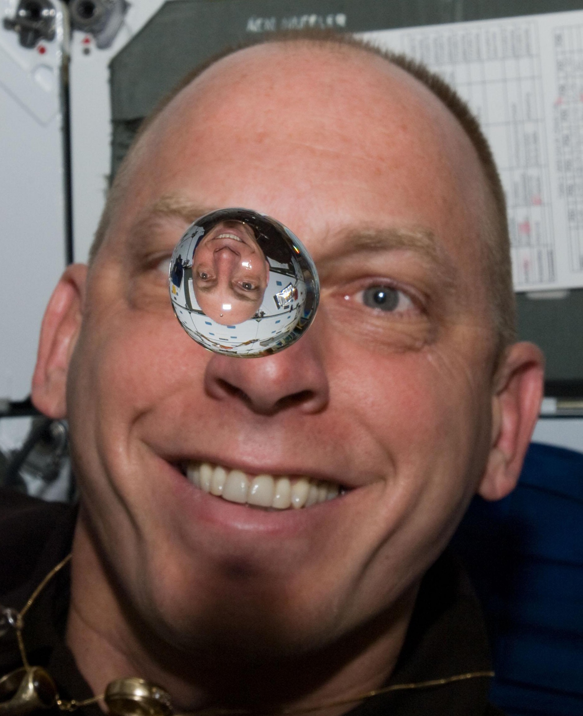Astronaut Clayton Anderson mit schwebendem Wassertropfen auf ISS