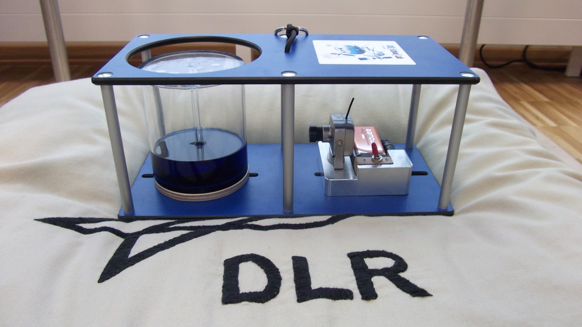 DLR Fallkapsel mit Versuchsbehälter und Funkkamera