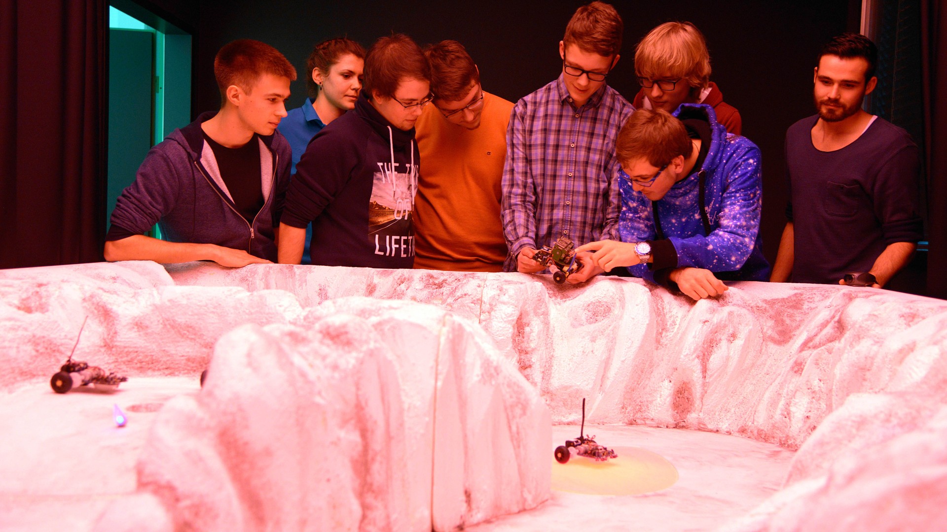Schülerinnen und Schüler experimentieren mit dem ASUROnaut.