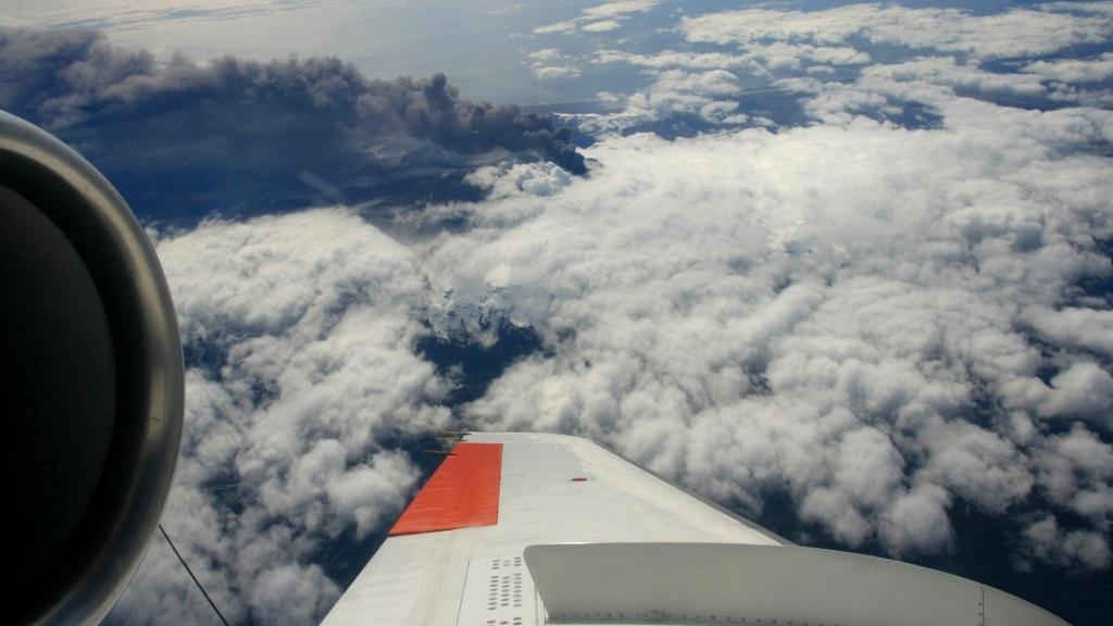 Die Aschewolke des Vulkans Eyafjallajökull vom Forschungsflugzeug aus betrachtet.