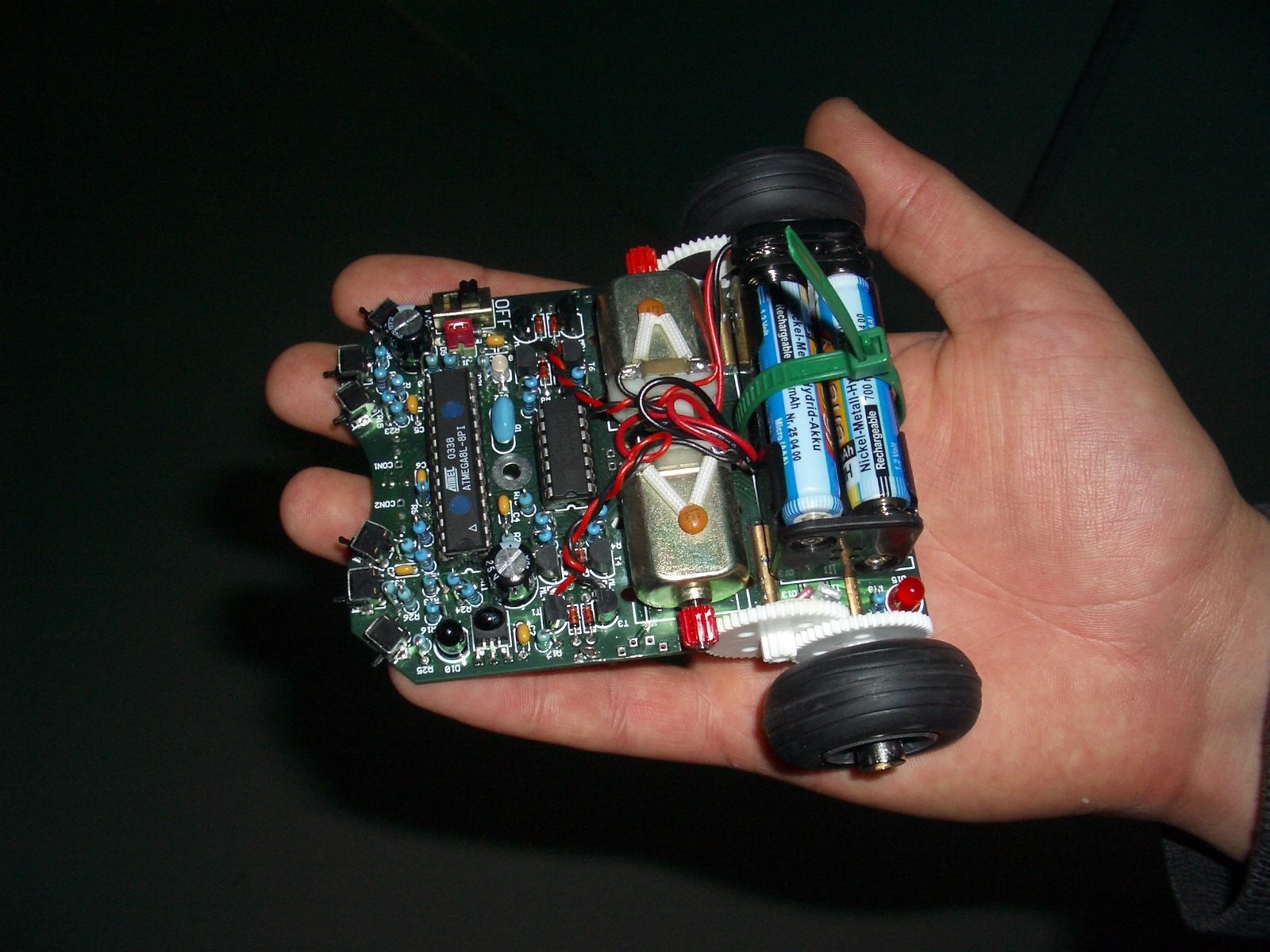 Roboter ASURO in Handfläche