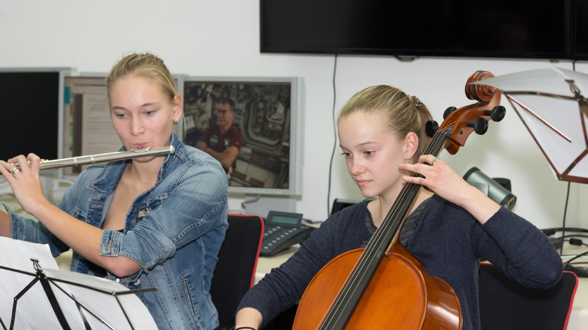 Schülerinnen mit Instrumenten bei einem Konzert im Columbus-Kontrollzentrum
