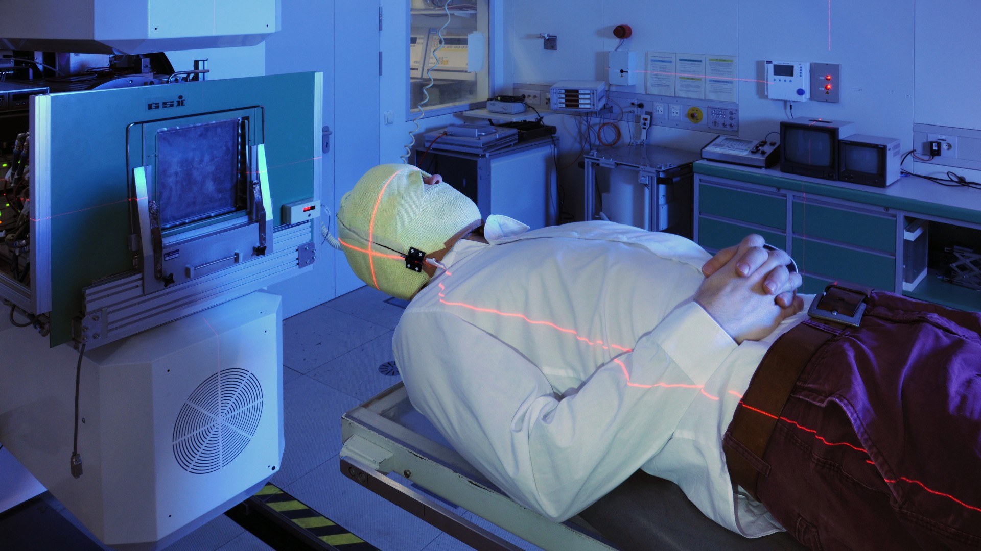 Patient auf Behandlungsplatz im GSI