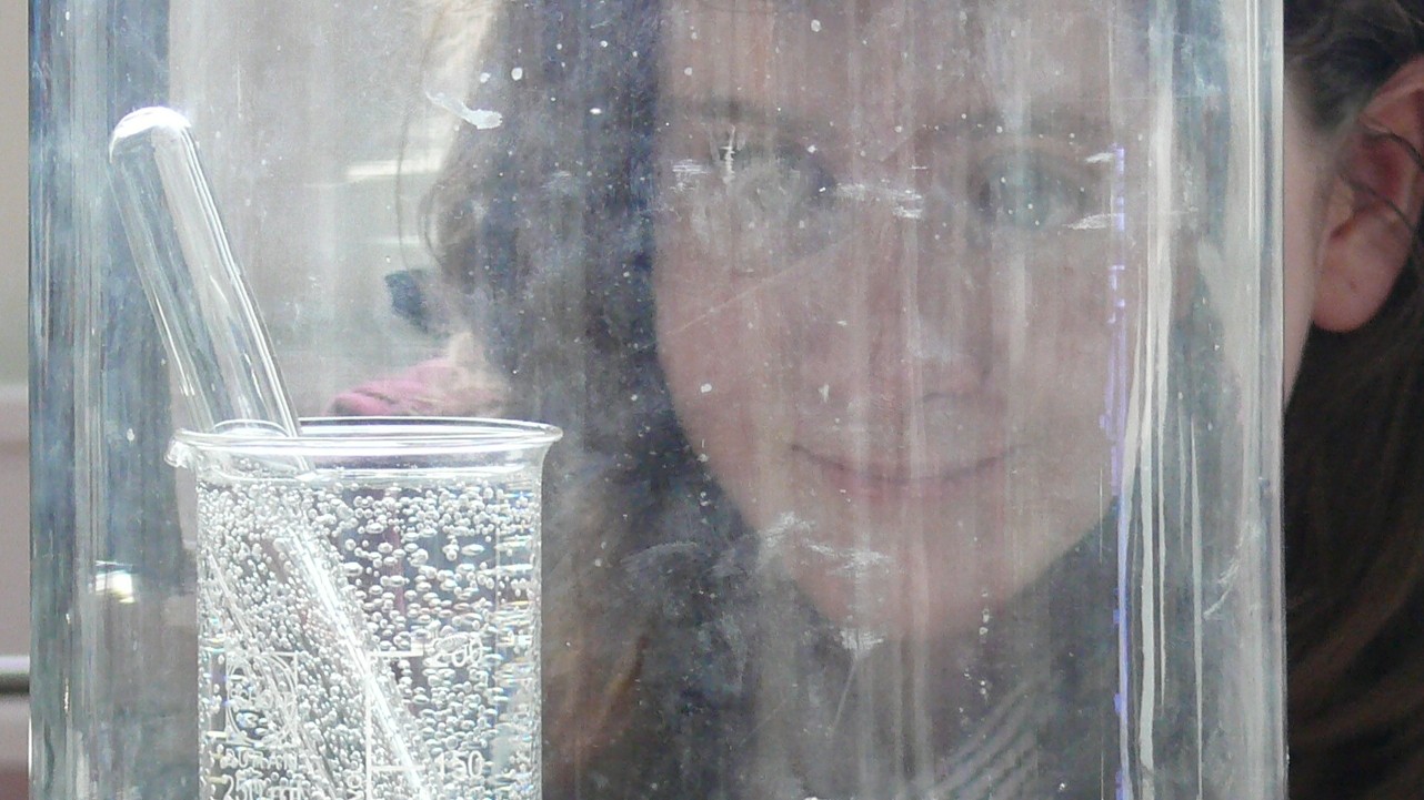 Mädchen bei Vakuumexperiment