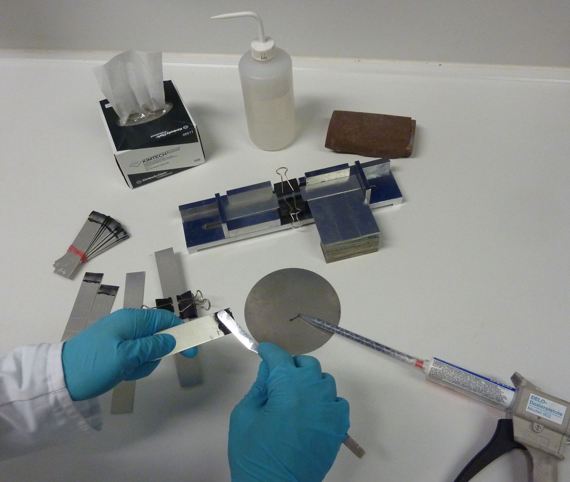 Experiment mit Klebestoffen
