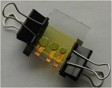 Fertige OLED aus einem Schülerversuch ohne elektrische Spannung.