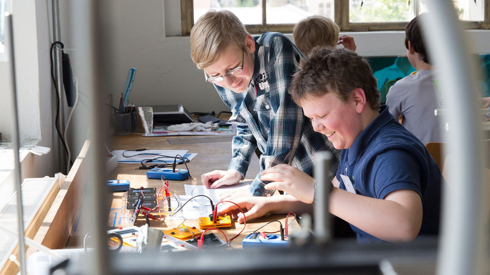 Nachwuchsforschende bei Experiment zur Organischen Photovoltaik