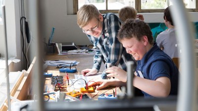 Nachwuchsforschende bei Experiment zur Organischen Photovoltaik