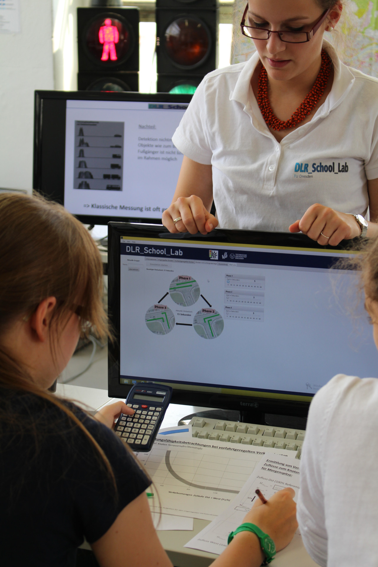 Nachwuchsforschende am Rechner